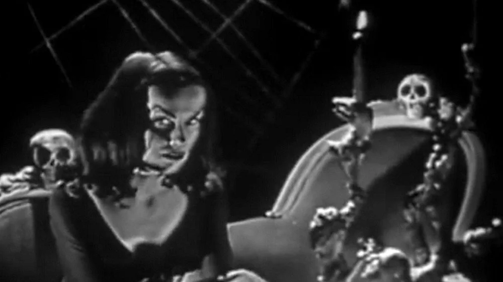 Vampira allongée sur son canapé en forme de crâne