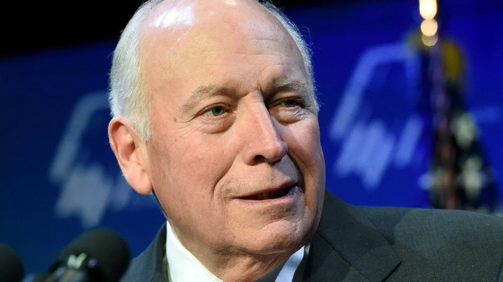 Vice-président Dick Cheney devant un micro