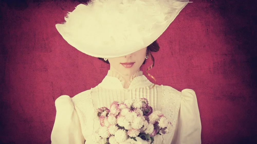 Femme en tenue édouardienne, visage caché