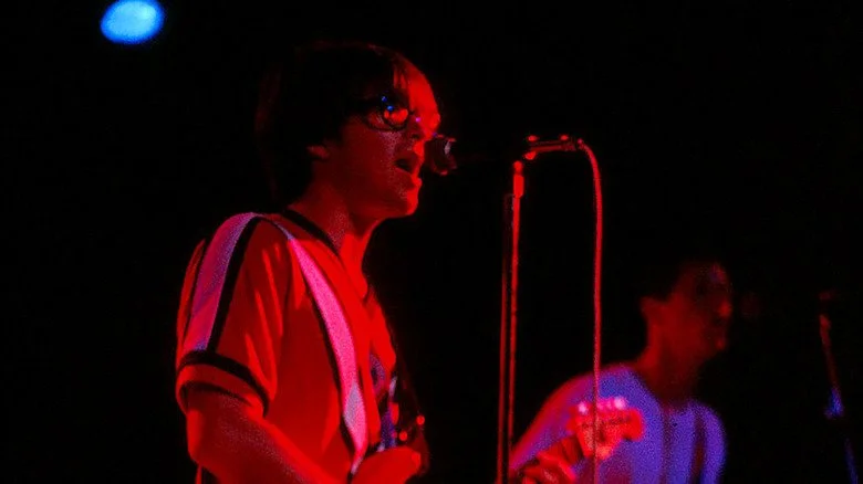 Jason Cropper jouant derrière Matt Sharp lors d’un concert de Weezer