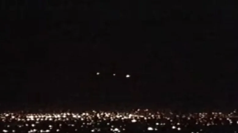 Capture vidéo des lumières de Phoenix par la Dr. Lynne Kitei, extraite de 'The UnXplained'