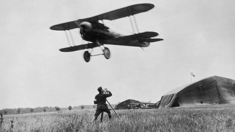 Tournage d’un biplan en vol