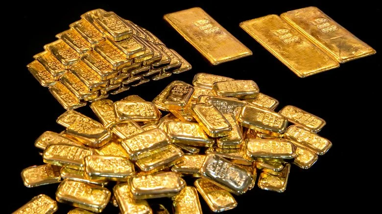 Piles de lingots d'or sur fond noir