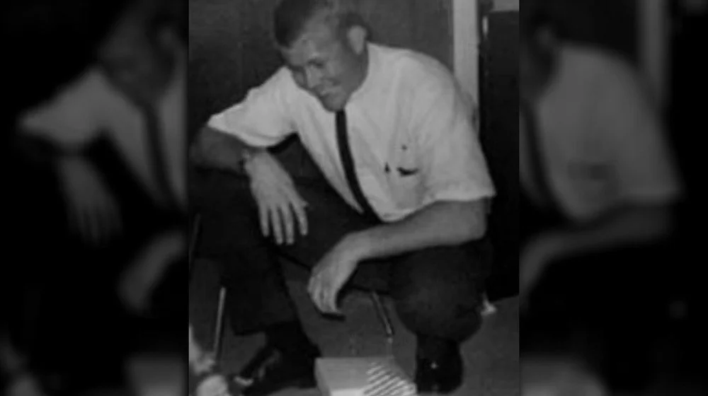 Charles Whitman accroupi