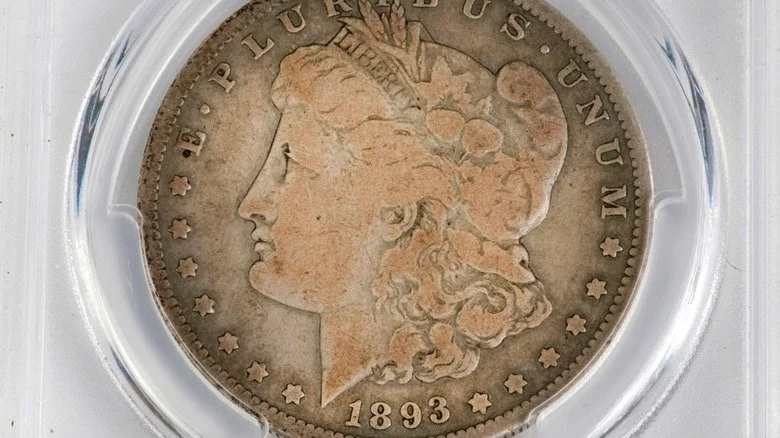 Gros plan sur une pièce rare dollar Morgan 1893-S en argent
