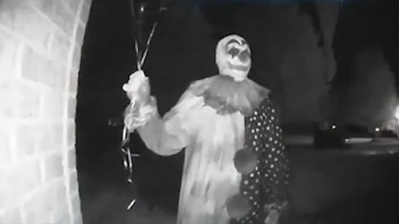 Clown aperçu par une caméra de sécurité domestique