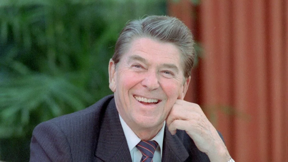 Président Ronald Reagan souriant