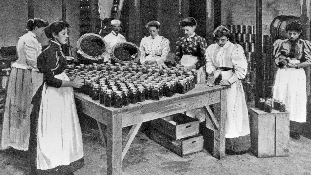 Usines où les femmes travaillent à l'embouteillage