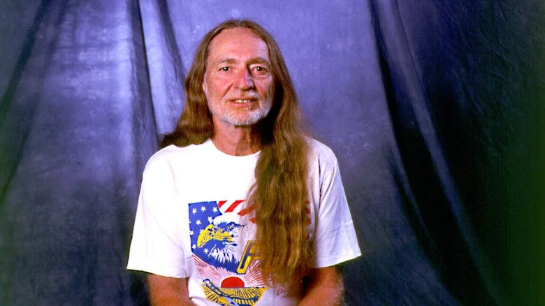 Willie Nelson posant avec un t-shirt patriotique