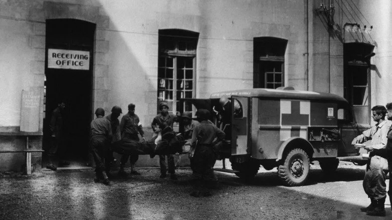 Un soldat blessé transporté en civière de l'ambulance à l'hôpital