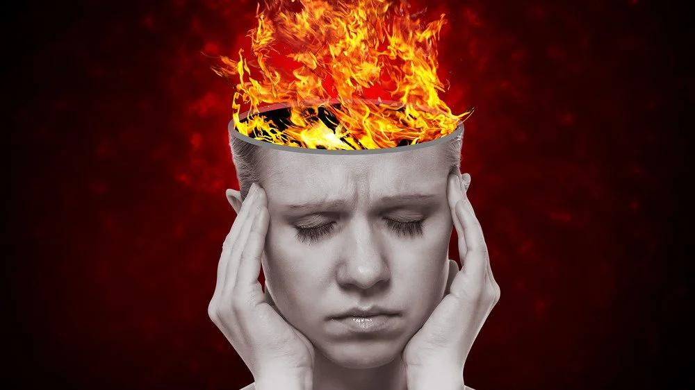 Femme avec la tête en feu