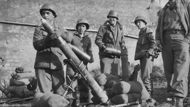 Soldats américains chargeant un mortier avec des obus