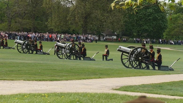 Gardes royaux tirant au canon lors du Trooping of the Colour à Green Park