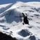 Hélicoptère et secouristes devant le Mont-Blanc