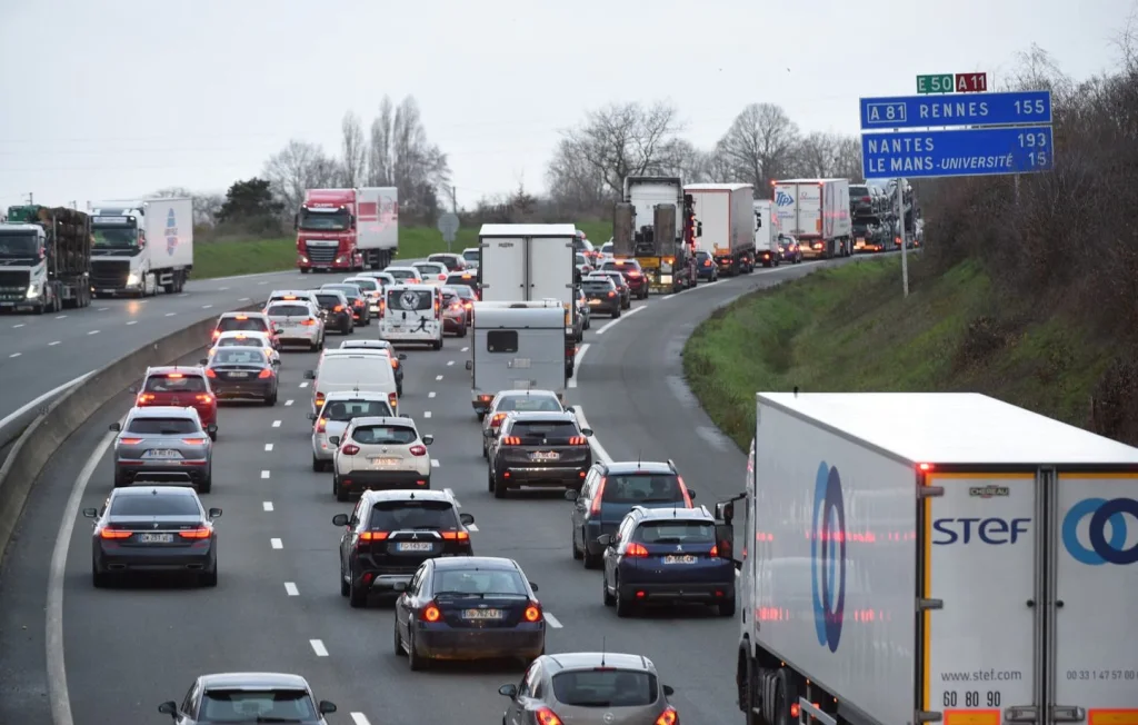 Accident mortel sur l'A81 : Quatre morts et onze blessés en Sarthe