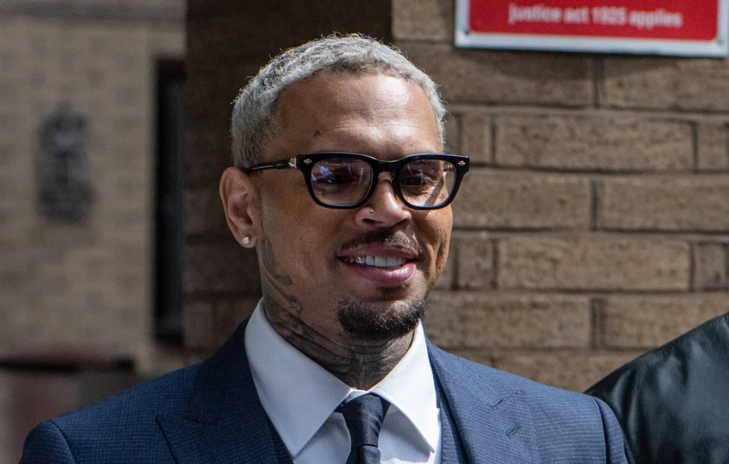 Chris Brown plaide non coupable pour agression à Londres