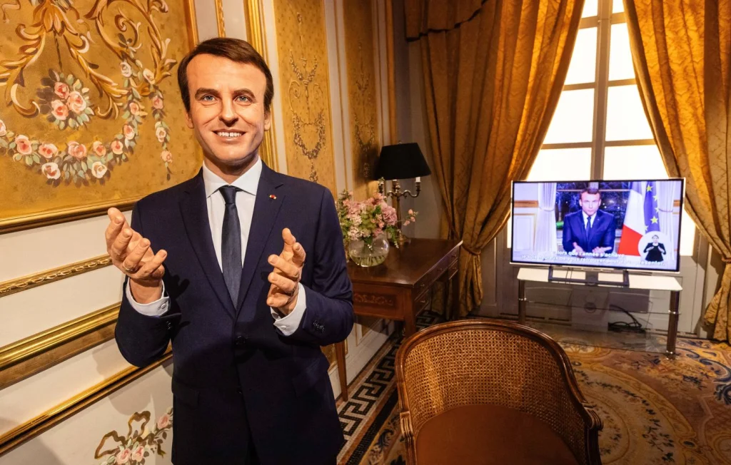 Greenpeace restitue la statue de Macron à EDF pour dénoncer les liens