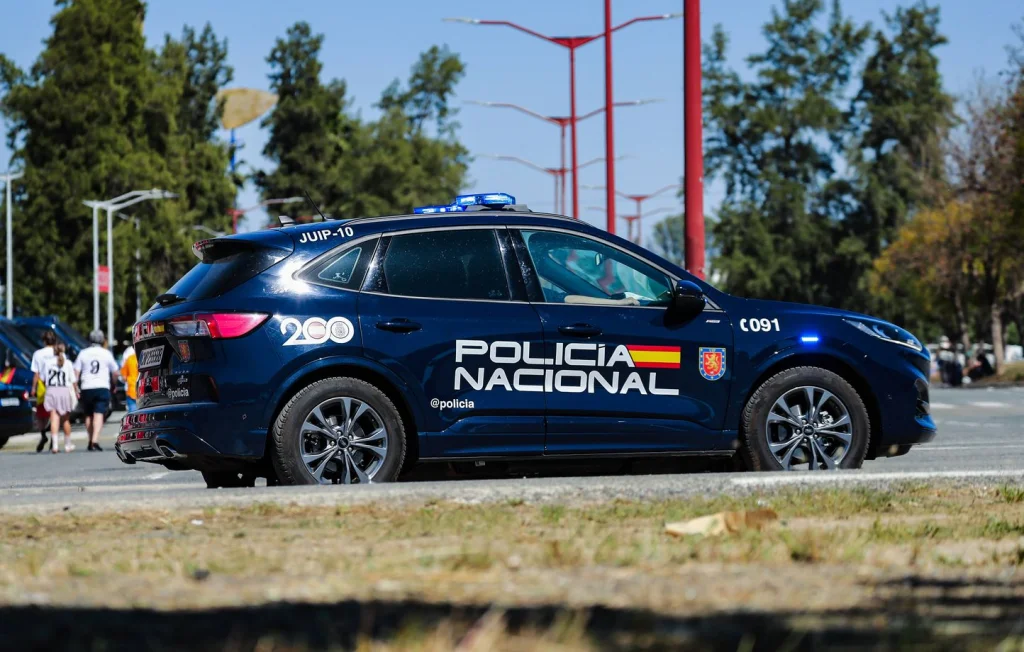 Homicide en Espagne : Un policier hors service poursuivi