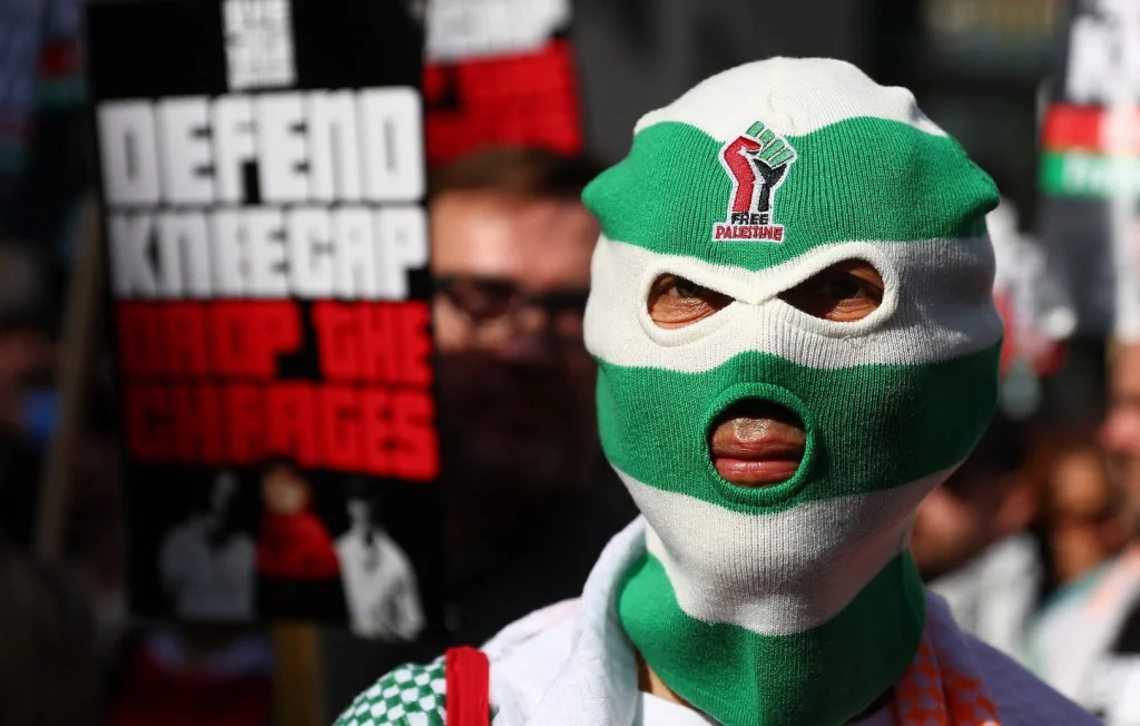 Kneecap : Le rappeur Mo Chara au tribunal pour soutien au Hezbollah