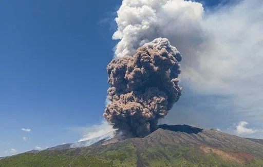 L'Etna entre en éruption : un impressionnant nuage de cendres