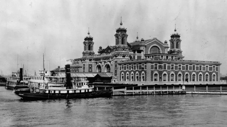 L&rsquo;Histoire d&rsquo;Ellis Island : Immigrants et Déclin