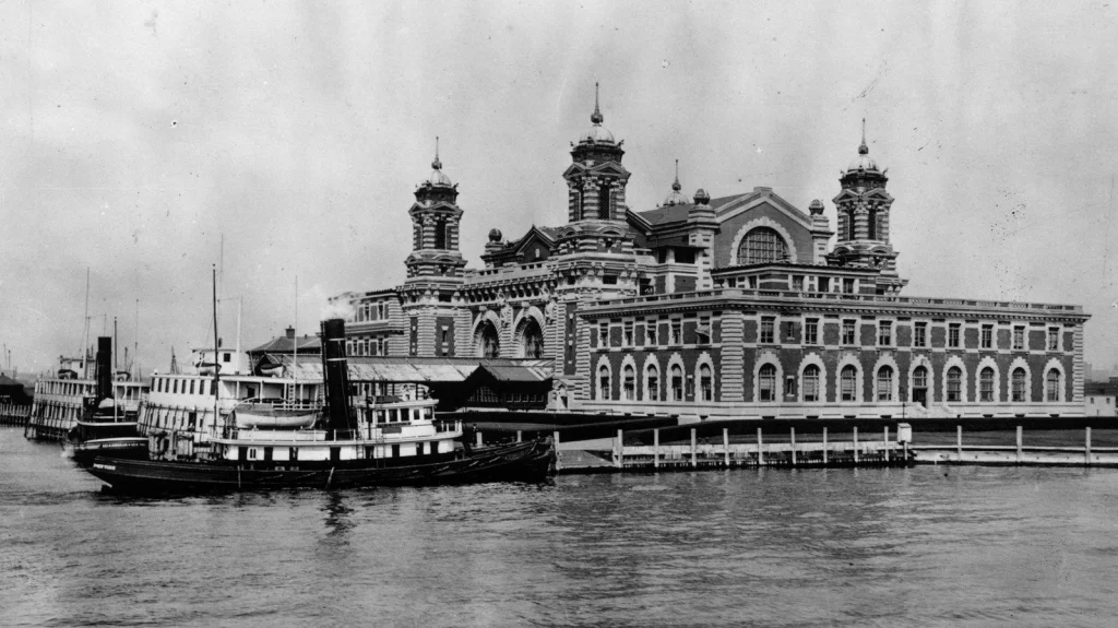 L'Histoire d'Ellis Island : Immigrants et Déclin