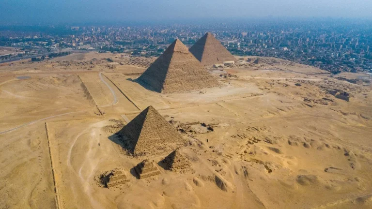 La quête du sarcophage mythique de Menkaure : une énigme historique