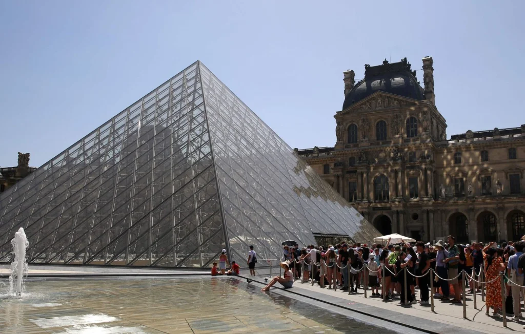 Le Louvre bloqué : Mouvement social contre la surfréquentation
