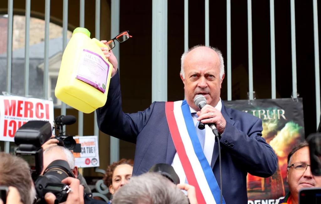 Le Maire Anti-Pesticides de Langouët : Un Combat Sans Fin