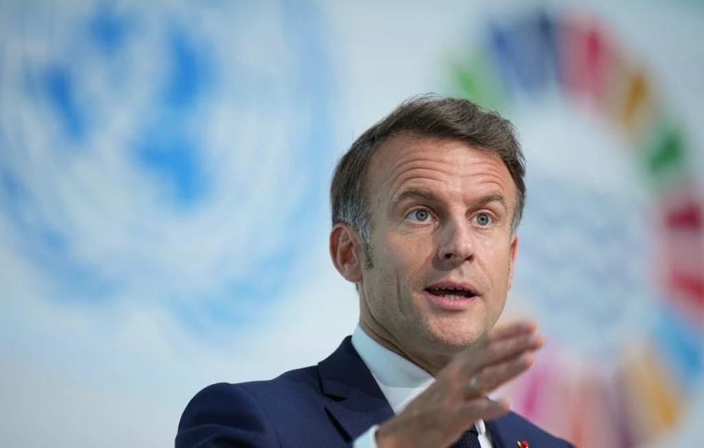 Macron annonce l'interdiction des couteaux pour les mineurs