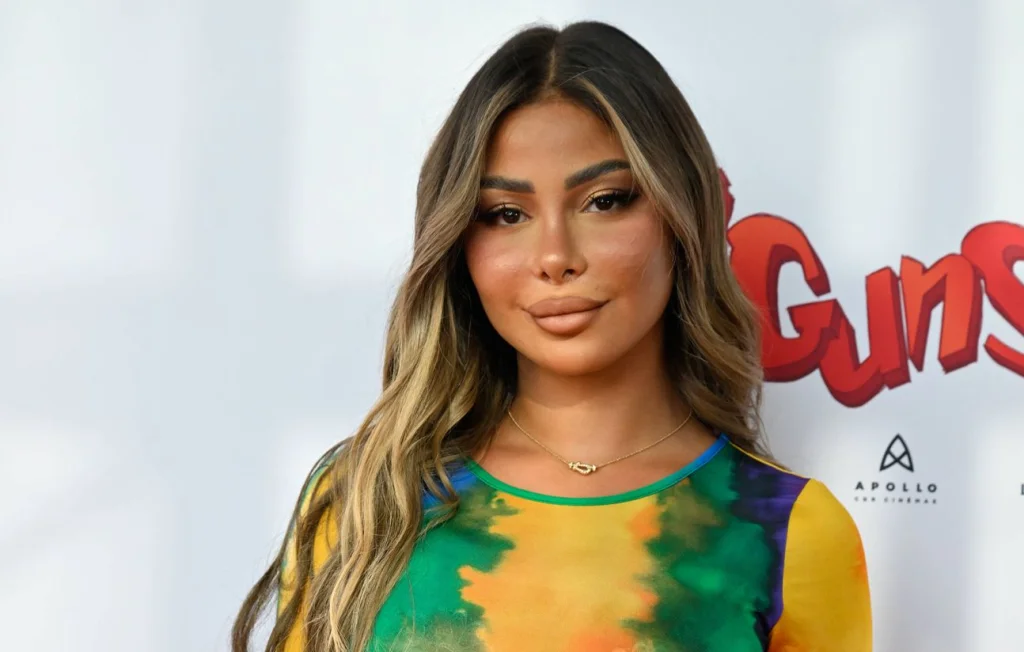 Maeva Ghennam révèle son burn-out : un appel à prendre soin de soi