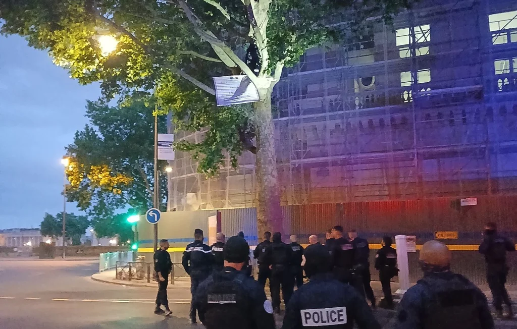 Occupation d'un platane : un acte de protestation à l'Assemblée