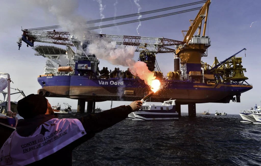 Pêche et éoliennes en mer : cohabitation possible en Bretagne