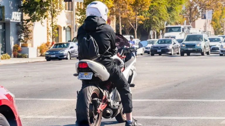 Pourquoi les motards font-ils vrombir leur moteur aux feux rouges ?