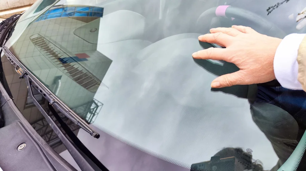 Pourquoi les points noirs sur votre pare-brise sont essentiels