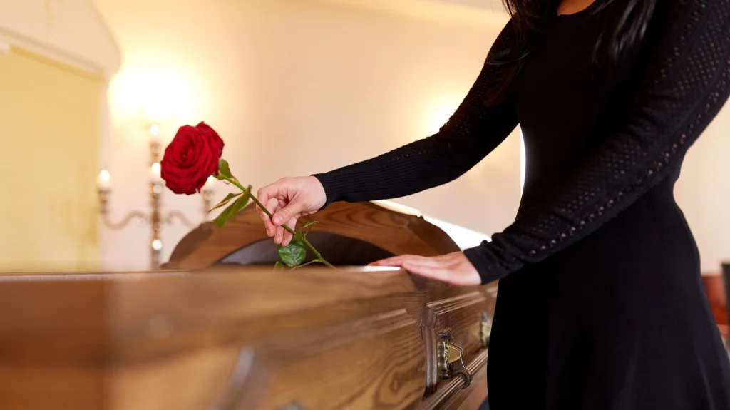 Que deviennent les vêtements après la mort ? Décomposition et traditions