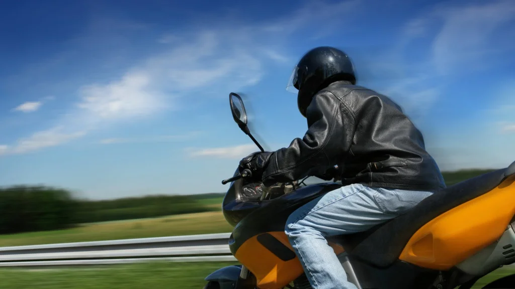 Que signifie le signe du pouce vers le casque chez les motards ?