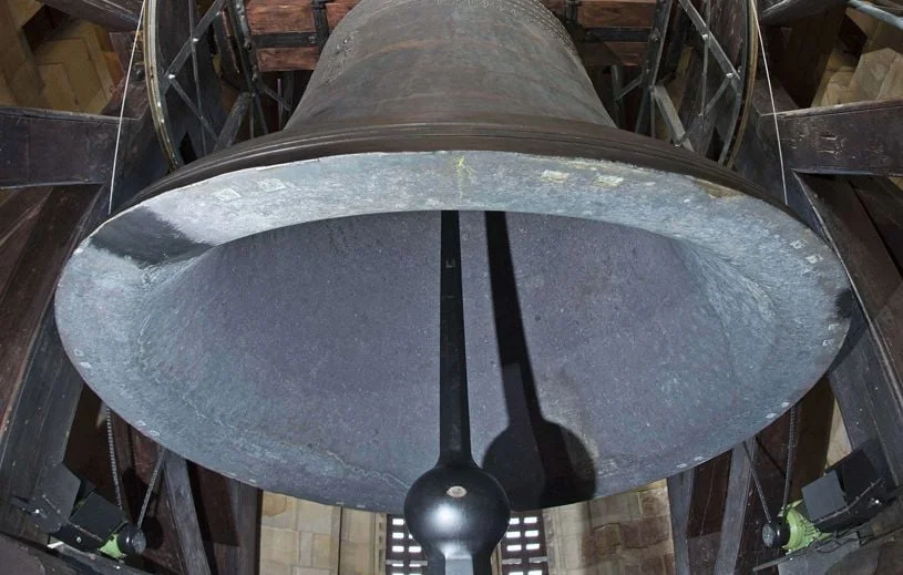 Silence imposé : Les cloches de l'église anglaise réduites au silence