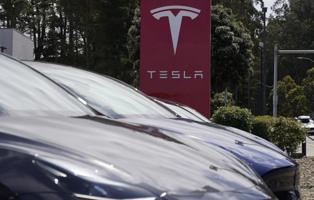 Tesla percutée par un train en mode autonome en Pennsylvanie