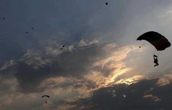 Tragédie au Royaume-Uni : Mère et instructeur meurent en parachute