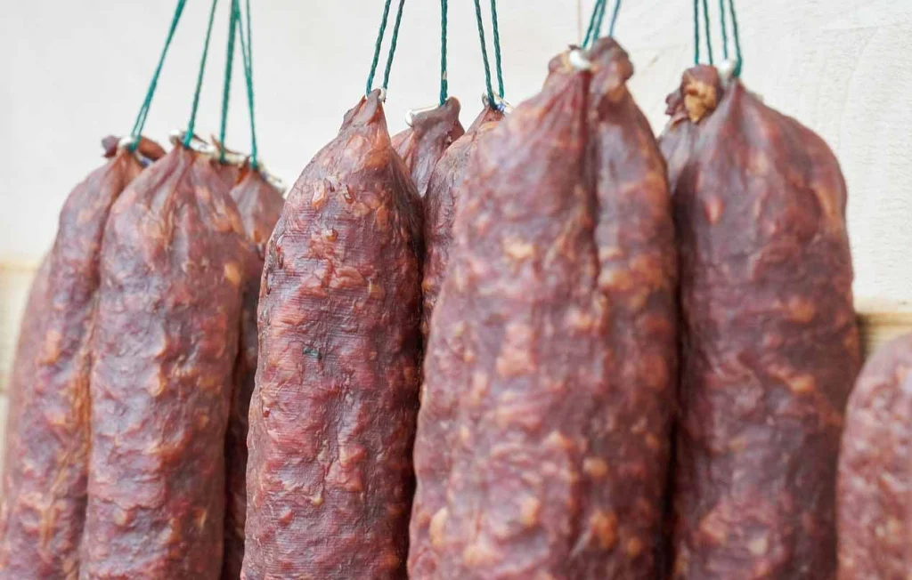 Transporter un saucisson au Royaume-Uni : amende de 5900 euros
