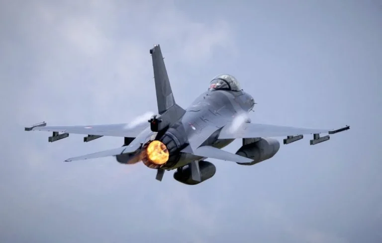 Un F-16 ukrainien abat un Su-35 russe : un moment historique