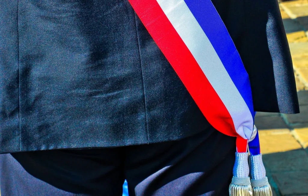 Un carton d'excréments devant la permanence d'un député RN en Isère