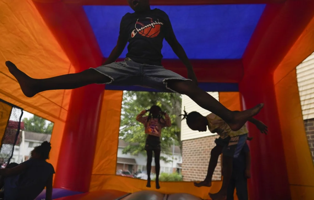 Un château gonflable s’envole avec deux enfants en Afrique du Sud