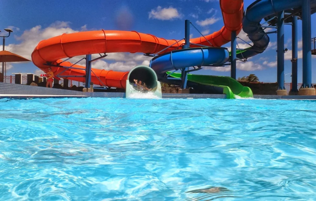 Un toboggan géant de 12 mètres avec looping construit en Belgique