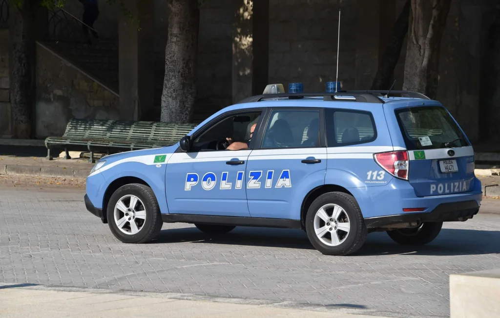 Un touriste abîme un tableau au musée des Offices en Italie