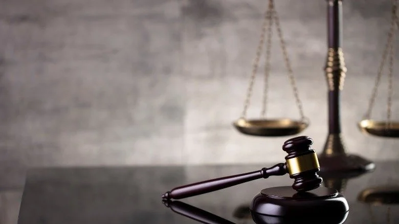 Marteau de justice devant une balance