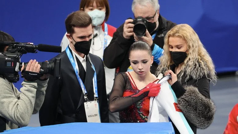 Valieva, ses entraîneurs et la presse lors de la controverse
