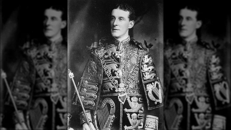 Arthur Vicars en tenue officielle avec bâton