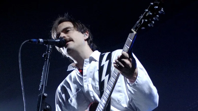 Rivers Cuomo de Weezer jouant de la guitare en 2008